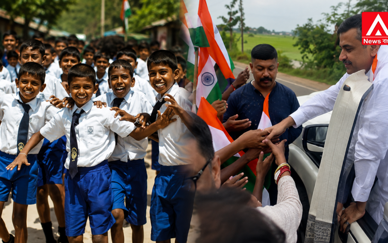 "Sir, will you please visit our school?" Young students are waiting by the roadside, holding the national flag!